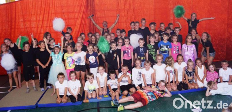 Die Zirkuspädagogen Ferdinand Schmid (hintere Reihe Mitte) und Annabell Liebl (rechts) waren stolz auf ihre Artistentruppe aus der Grundschule Teunz. Bild: weu