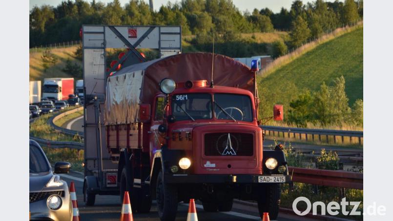 Die Oberköblitzer Feuerwehrkameraden erregten Aufsehen mit ihrem Verkehrssicherungsgespann. Ein Deutz Magirus aus dem Jahr 1964 zog den Anhänger. Bild: dob