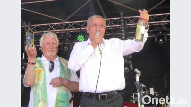 Dechant Franz Unger und OB Kurt Seggewiß präsentieren zwei Flaschen des Jubiläumsweins. Bild: fsb