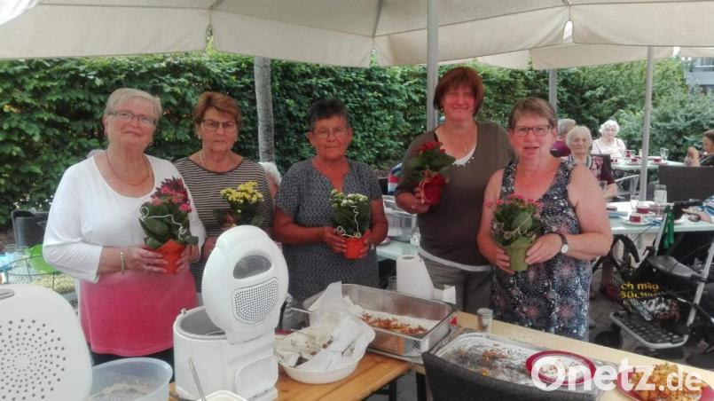 Seit sechs Jahren verwöhnen die AsF-Frauen die Bewohner des Phönix-Seniorenzentrums Evergreen beim Hollerfest mit frisch gebackenen Hollerküchln. Als Dankeschön für das Sammeln der Dolden und Backen der Schmankerln gab es für die Damen kleine Blumenpräsente. Von links: Karin Zerhau, Helga Färber, Marianne Hartmann, Roswitha Kopera und die SPD-Seniorenbeauftragte Bärbel Grützner. Bild: u
