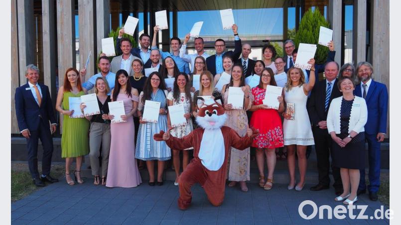 In bester Laune: Die Absolventen der Studiengänge Internationales Technologiemangement, Interkulturelles Unternehmens- und Technologiemanagement und Technologiemanagement 4.0. Bild: Bühner