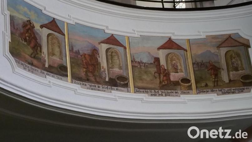 Das ist die Empore in Neukirchen mit der Sagendarstellung, wonach der Hussit die Statue nicht zerstören kann und diese wieder auf seinen Platz zurückstellt. Bild: hzi