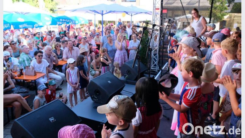 Auch sie gehören zum Festprogramm: Die Kindergärten mit ihren Vorführungen. Bild: mab