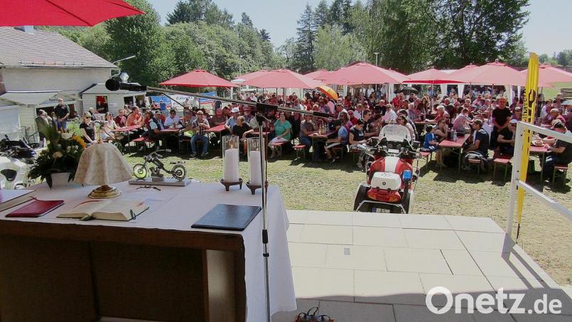 Blick auf die Gemeinde beim Motorradgottesdienst. Bild: sck