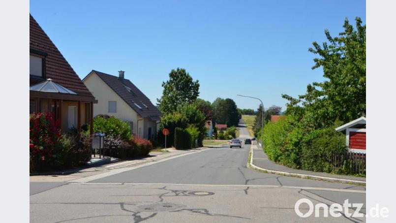 Seit Jahren prangert Reiner Hartwig die Schnellfahrer in der Oberlinder Straße an. Vielleicht ist eine Lösung in Sicht. Bild: dob
