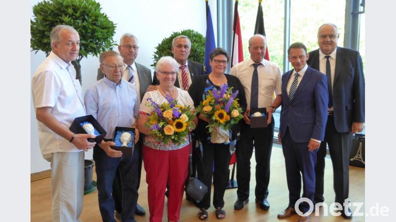 Die Preisträger für Verdienste um die Städtepartnerschaften und Europa aus Weiden am See: Walter Karner, Josef und Elisabeth Enz, Dr. Michaela und Kurt Haas (von links) zusammen mit Bürgermeister Wilhelm Schwartz und OB Kurt Seggewiß (hinten) sowie den Bürgermeistern Jens Meyer und Lothar Höher (ganz rechts). Bild: fsb