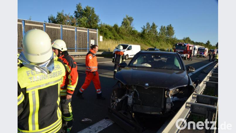 Der Unfallfahrer brachte sich und andere Verkehrsteilnehmer in höchste Lebensgefahr. An der Mittelleitplanke auf Höhe des Vohenstraußer Ortsteils Straßenhäuser endete die Fahrt jäh. Bild: dob