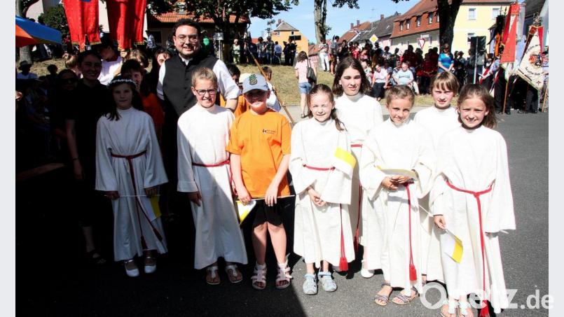 Mit Liedern begrüßten auch die Falkenberger Buben und Mädchen den Neupriester. Bild: wro