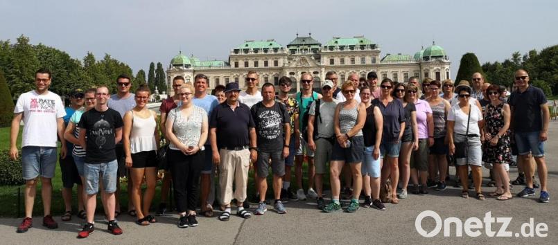 Drei erlebnis- und kulturreiche Tage hatten die Reisenden beim Vereinsausflug der Feuerwehr Kemnath nach Wien. Das Gemeinschaftsbild der 38 Ausflügler entstand bei der Besichtigung des Schlossgartens Belvedere. Bild: mde