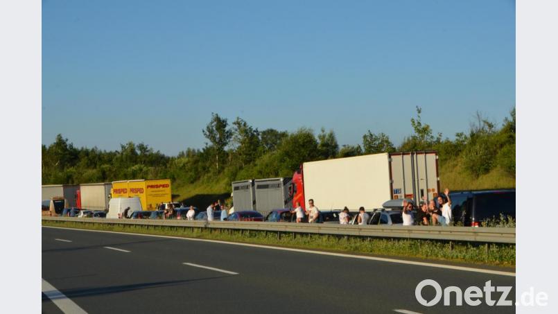 Das schöne Wetter ließ die im Stau wartenden Verkehrsteilnehmer nicht verdrießen. Beharrlich stellten sie sich ihrem Schicksal. Bild: dob