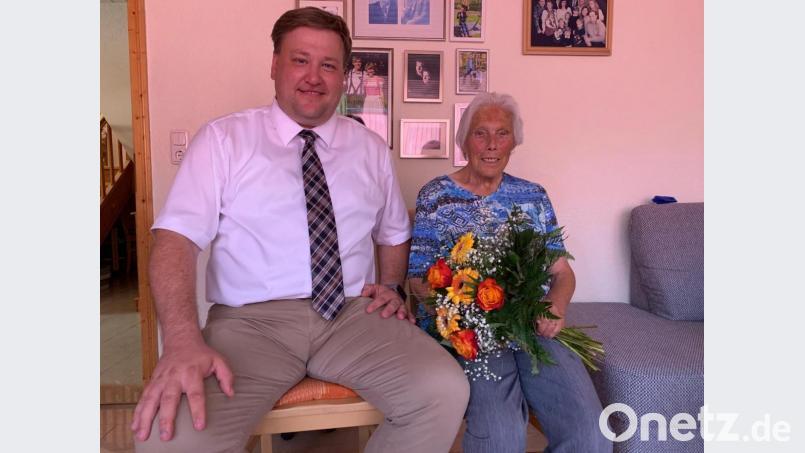 Bürgermeister Stefan Braun gratuliert Anna Geitner zum 85. Geburtstag. Bild: aun