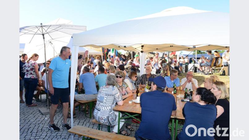 Große Pavillon und Sonnenschirme machen den Aufenthalt im Rosengarten des Landrichterschlosses erträglich. Bild: bey