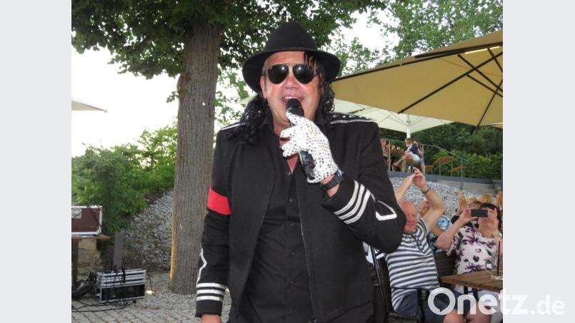 &quot;Michael Jackson in Konzert&quot;: Die Kostümierung waren eine Parodie auf die Stars. Marc O. Vincents Stimme aber war echt und mehr als einmal traf er den Ton der Stars nahezu authentisch genau. Bild: ubb