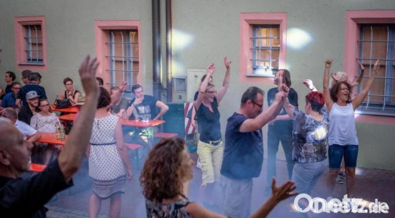 Besonders in der Party-Zone am Weiden-am-See-Platz wird viel getanzt. Bild: pml
