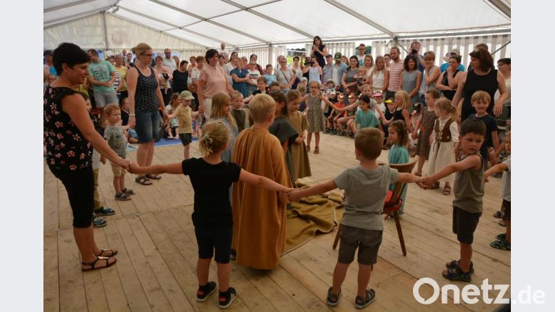 Die Mädchen und Buben des Konnersreuther Kinderhauses nahmen Noah und seine Familie in die Mitte, am Ende wurden alle vor den Fluten gerettet. Bild: jr