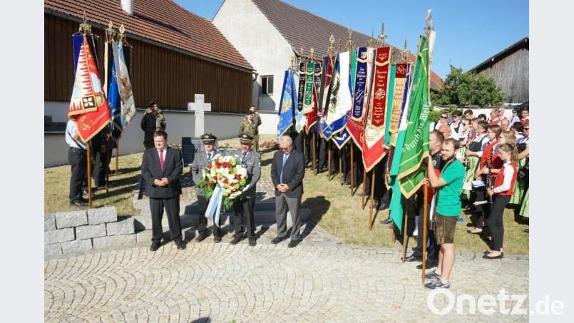 Mit einer Kranzniederlegung am Kriegerdenkmal gedachten die Mitglieder der KRK Högling zu Beginn der Feierlichkeiten den Verstorbenen der beiden Weltkriege. Bild: nib