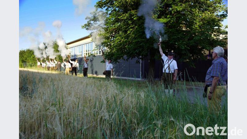 Zweiter Bürgermeister Josef Hecht (rechts) gibt das Zeichen für den Startschuss zum dritten Bürgerfest. Bild: bkr