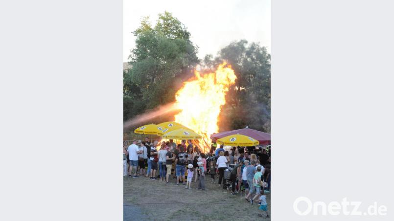 Der optische Eindruck täuscht: Die Flammen des Johannisfeuers der Oberwildenauer CSU und JU sind weit genug von den Gästen entfernt. Bild: bey