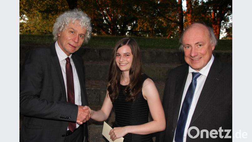 Larissa Weiser aus Plößberg schaffte die Traumnote 1,0. Dazu gratulierten Schulleiter Georg Hecht und Landrat Wolfgang Lippert. Bild: kro