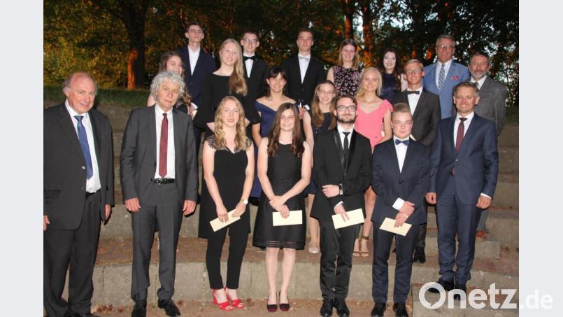 Die 15 besten Abiturienten des Stiftland-Gymnasiums, die mindestens eine 1,5 schafften, mit Schulleiter Georg Hecht (links), Landrat Wolfgang Lippert, MdL Tobias Reiß, Bürgermeister Franz Stahl und Oberstudienkoordinator Wolfram Strehl (rechts). Bild: kro