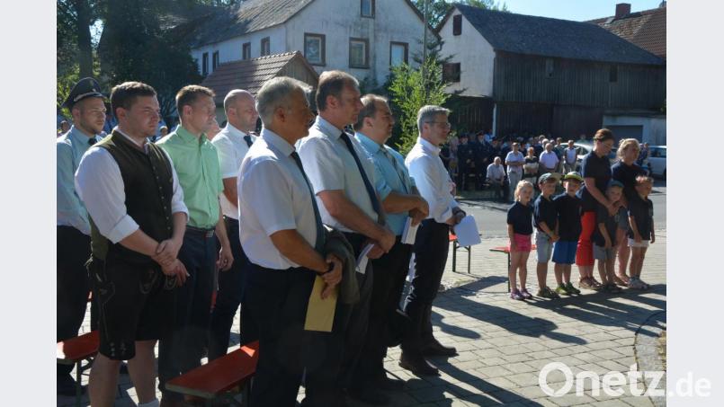 Zahlreiche Ehrengäste waren am Sonntagvormittag nach Neudorf gekommen, unter ihnen Landrat-Stellvertreter Roland Grillmeier und Zweiter Bürgermeister Reinhard Wurm (erste Reihe, von links). Bild: jr