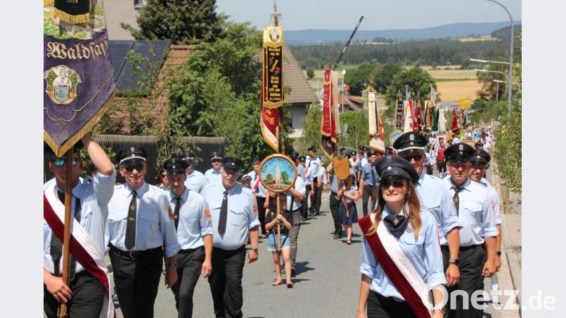 Spektakulär: Eine Vereinsfahne reiht sich beim Umzug an die nächste. Über neunzig Feuerwehren und Vereine marschierten beim Feuerwehrfestzug am Sonntag durch die Plößberger Straßen. Bild: kro