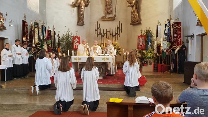 Pfarrer Josef Most hielt mit Pater Ferdinand Bodensteiner (rechts) und Diakon Herbert Sturm (links) den Festgottesdienst zum Kirchenpatrozinium St. Peter und Paul in der Pfarrkirche. Bild: gi