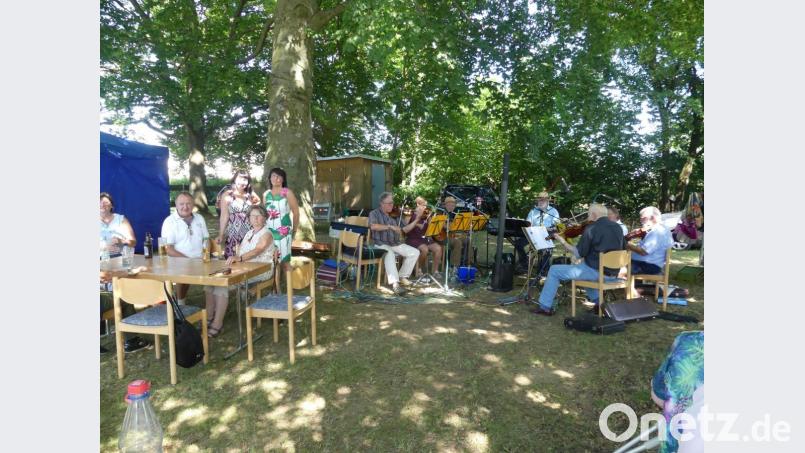 Die Kirchengemeinde dankt der &quot;Stodtbergsait&#039;n&quot; für die Mitgestaltung des Sommerfestes. Bild: rn
