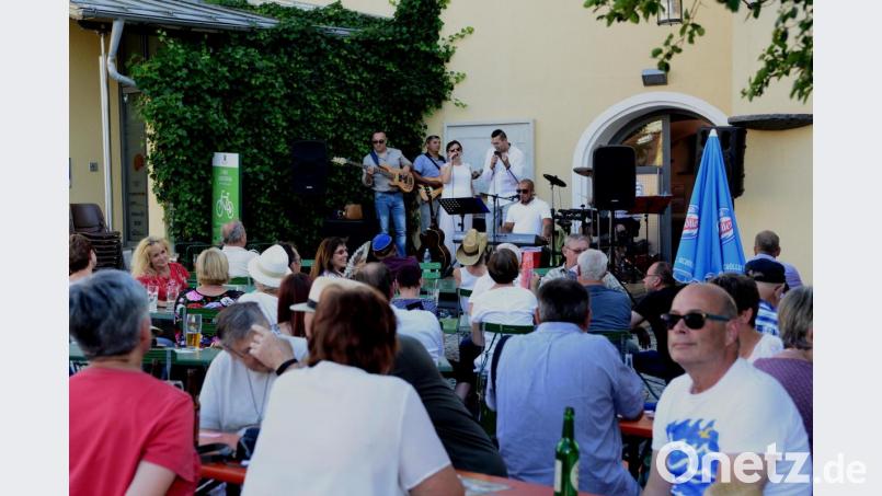 Die Besucher von "Klassik am Tor" genießen böhmische Klänge bei angenehmen Temperaturen. Bild: bey