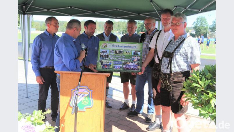 Für die Schirmherren gab es ein Bilder-Potpourri aus zehn Jahren Zusammenarbeit zwischen dem 1. FC Schmidgaden und der Firma Quadrus. Bild: ral