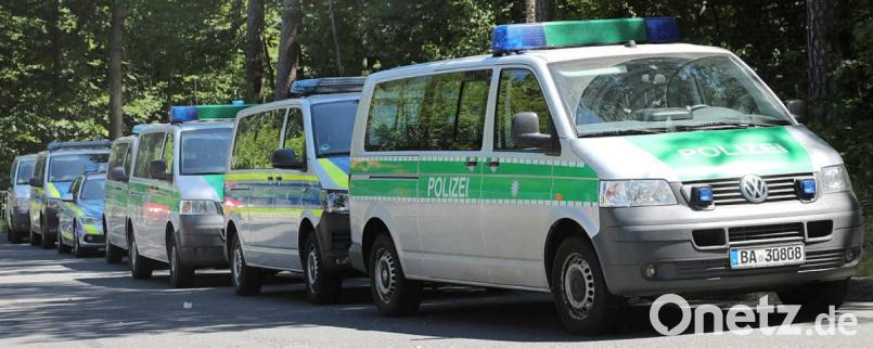 Auf dem Felixberg bilden die Einsatzfahrzeuge der Bereitschaftspolizei am Freitag eine lange Schlange. Bild: Wolfgang Steinbacher
