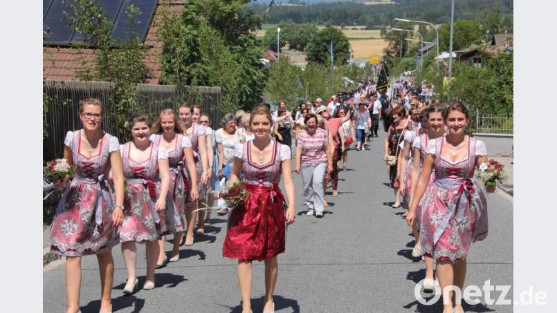 Die zwölf Plößberger Festdamen gingen beim Festzug mit ihrer Festbraut Corinna Gleißner (Mitte) ganz vorne mit. Bild: kro