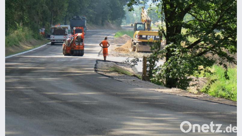 Mit dem Erstellen der Grundstückszufahrten sind die Asphaltierungsarbeiten an der Staatsstraße 2040 zwischen Altendorf und Willhof abgeschlossen. Bild: Köppl