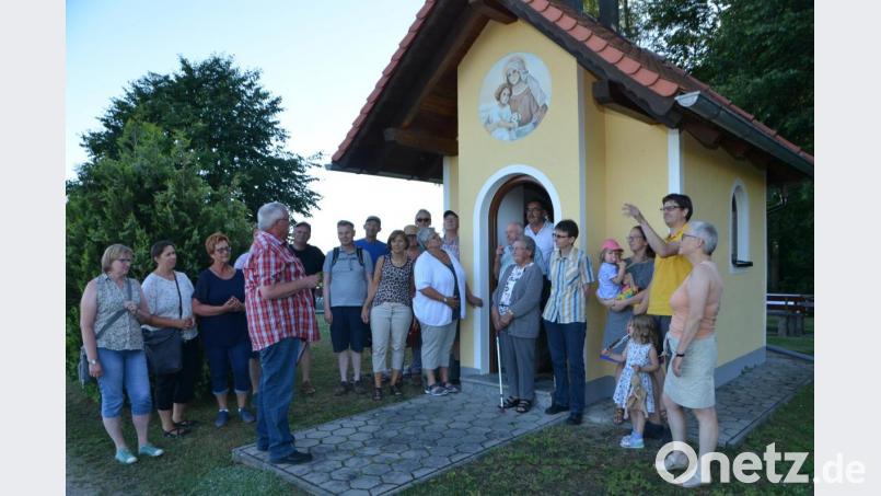 Die Schönbergerkapelle auf der Anhöhe über Kaimling ist ein richtiges Glaubensjuwel und Anlaufpunkt für viele Wanderer. Der Ökumenische Arbeitskreis mit Rudolf Großmann (Vierter von links) wusste viele Details über dieses Kirchlein. Bild: dob