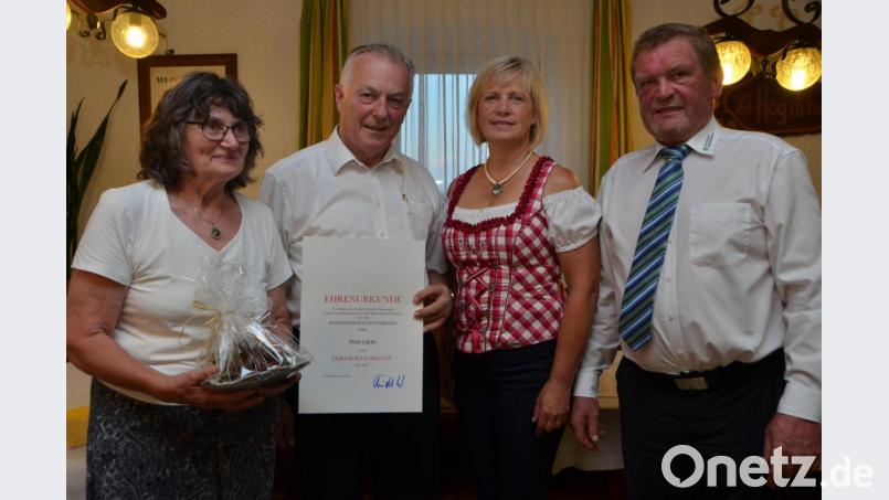 Landwirtschaftsmeister Alois Lukas aus Tröglersricht (Zweiter von links) wurde von Kreisobmann Josef Fütterer und Kreisbäuerin Josefine Kick (von rechts) zum Ehrenortsobmann ernannt. Lukas&#039; Ehefrau Martha (links) erhielt ein Geschenk. Bild: dob