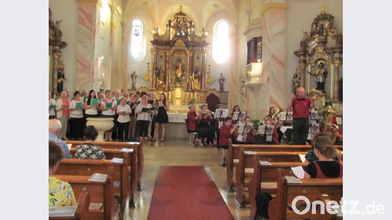 Markus Sparrer (vorne, rechts) fordert beim Schlusslied "Der Mond ist aufgegangen" die Zuhrer zum mitsingen auf. Bild: sei