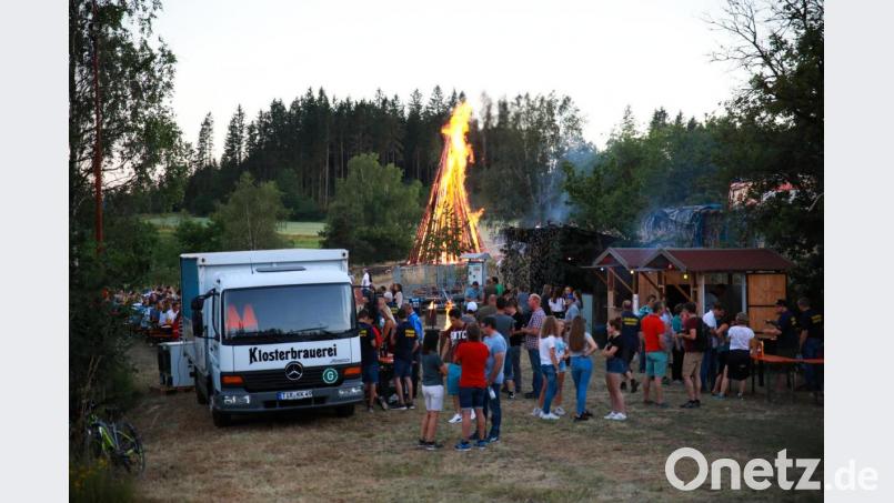 Viele Besucher kamen zum Johannisfeuer auf die Schadenreuther Platte. Bild: JOCHEN NEUMANN 
ERBENDORF
