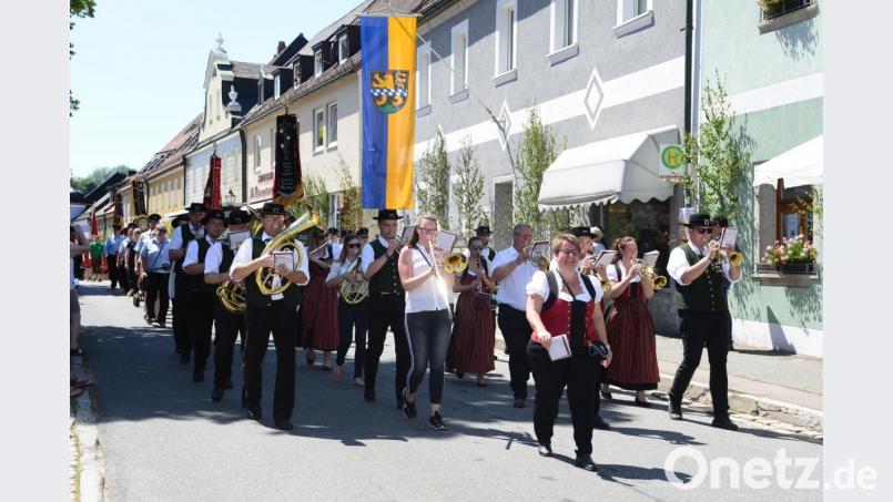 Die Trachtenkapelle Waldthurn begleitet nicht nur den Festzug, sondern spielt anschließend noch bis zum Abend im Festzelt auf. Bild: bey