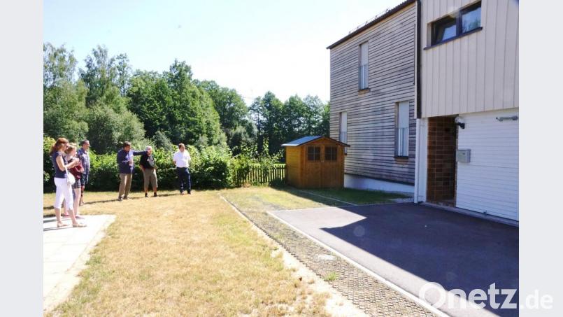 Architekt Karlheinz Beer (Dritter von rechts) erläutert die Hintergründe, warum bei der Erweiterung des Wohnhauses 34 die Entscheidung auf Holzbauweise gefallen war. Bild: bkr