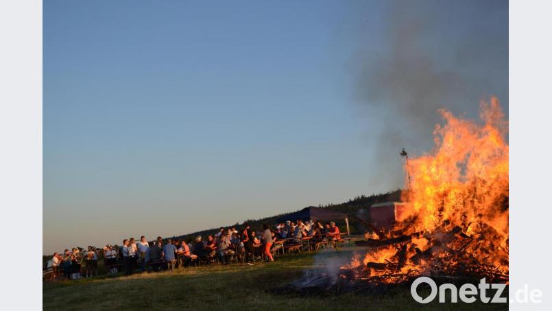 Auf der „Busl-Höhe“ über Tröbes wurde das Johannisfeuer von der Landjugend mit ihren Vorsitzenden Kerstin Hofmeister und Jonas Rom und weiteren vier Mitgliedern entzündet. Pfarrer Josef Most segnete zuvor das Johannisfeuer. Gemeinsam wurde mit der Bevölkerung das alte Brauchtum gefeiert. Bild: gi
