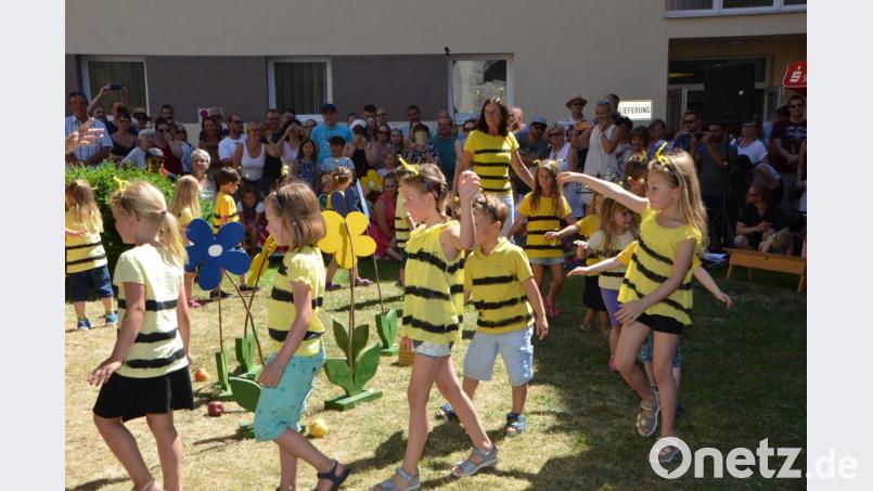 Zum Schluss schwärmte ein Bienenvolk aus und war lustig anzusehen. Bild: dob
