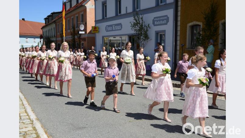 Die Festdamen mit Festbraut Julia Beugler (Mitte) sind in ihren festlichen Dirndl ein echter Blickfang für die Besucher des Festzuges. Bild: bey