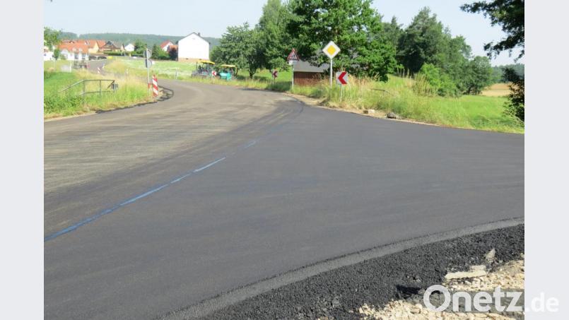 Vom Ausbauende (rechts die Abzweigung nach Schirmdorf) bis zur Einmündung in die Baumäckerstraße in Willhof wurde die Asphaltschicht abgefräst und eine neue Feinschicht aufgebracht. Bild: Köppl