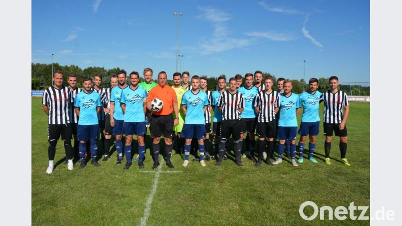 Extrem unter den heißen Temperaturen hatten die vier teilnehmenden Mannschaften beim Sommercup des TSV Konnersreuth zu leiden. Am Ende setzte sich der VfB Arzberg (gestreifte Trikots) im Finale im Elfmeterschießen gegen den Gastgeber TSV Konnersreuth durch. Geleitet wurde das Endspiel von Schiedsrichter Günter Mielsch (Mitte). Bild: jr