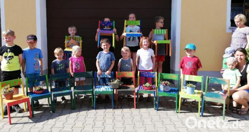 Der Phantasie waren beim Bemalen der kleinen Stühle keine Grenzen gesetzt. Als Gartendeko kommt noch ein bepflanzter Topf mit Hauswurz dazu. Bild: exb
