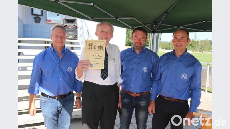Das einzig noch lebende Gründungsmitglied Martin Meier (Zweiter von links) erhielt die Ehrenurkunde des Vereins aus den Händen der Vorstände (von links) Jürgen Hölzl, Christian Winkler und Josef Dobler. Bild: ral