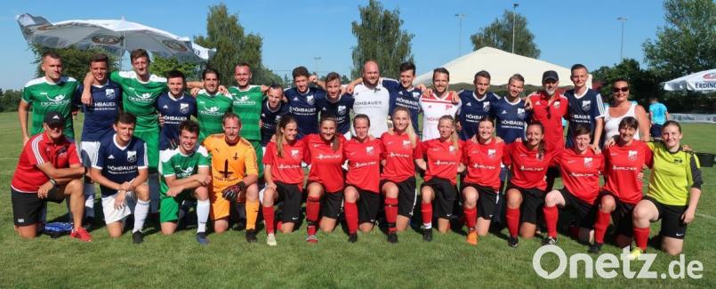 Der SC Luhe-Wildenau (blaue Trikots) gewann das Bezirksfinale um den Erdinger Cup gegen den TSV Stulln (grüne Trikots) mit 3:2. Auch die Damen des SC Luhe-Wildenau (rote Trikots) kamen ins Endspiel, unterlagen dort aber dem TSV Aufhausen mit 0:2. Bild: Hirsch