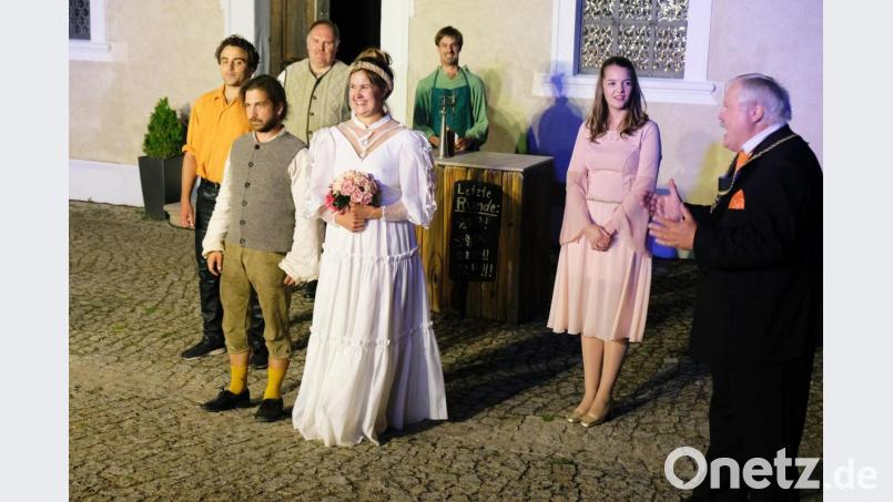 Im Volksstück &quot;Kohlhiesels Töchter&quot; gelingt es Zacharias Kohlhiesel (Gerhard Wölfel) doch noch, seine burschikose und kratzbürstige Tochter Susi (Sophia Scherm) mit Toni (David Endress) unter die Haube zu bringen. Der Hochzeitstag entwickelt sich allerdings zum Fiasko. Bild: do