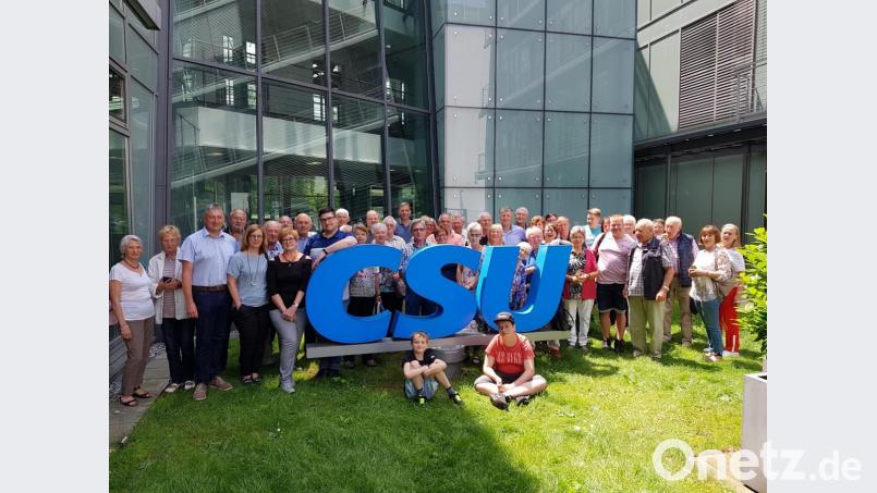 Die Gruppe aus Waldsassen zusammen mit CSU Ortsvorsitzender Markus Scharnagl (Dritter von links) vor dem &quot;Franz-Josef-Strauß-Haus&quot;. Bild: exb