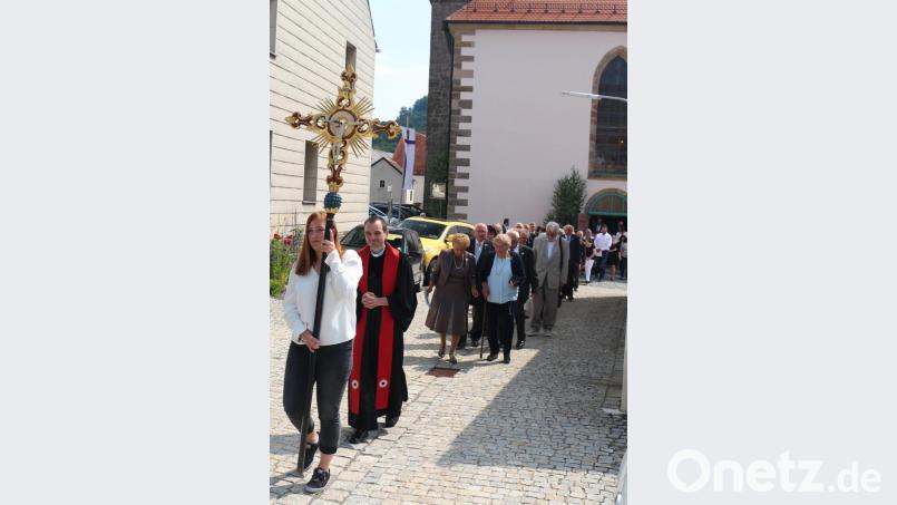 Nach dem Gottesdienst zogen die Jubelkonfirmanden für ein Erinnerungsfoto in den Pfarrgarten beim Gemeindehaus. Bild: rpp